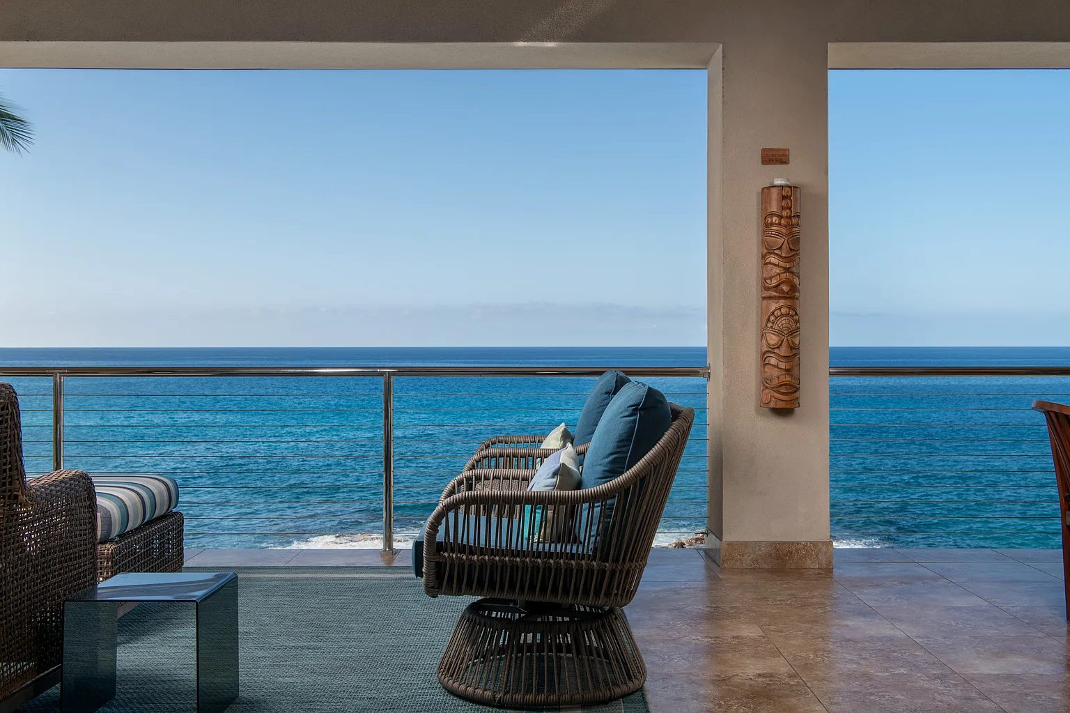 An oceanfront lanai in Kailua-Kona overlooking the Pacific