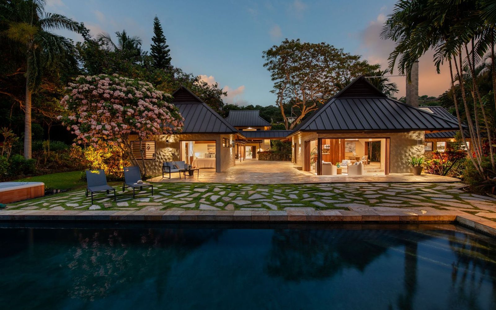 Film tour of a pavilion estate at twilight in Holualoa